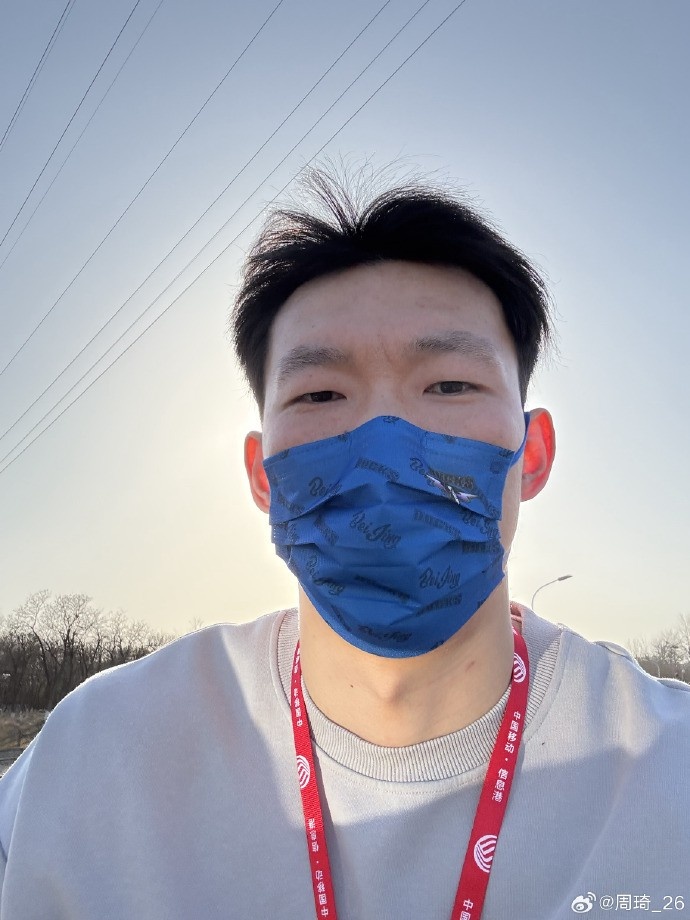 悠閑！周琦騎京牌電動(dòng)車(chē)出行：太陽(yáng)出來(lái)了 開(kāi)京牌兜兜風(fēng)！