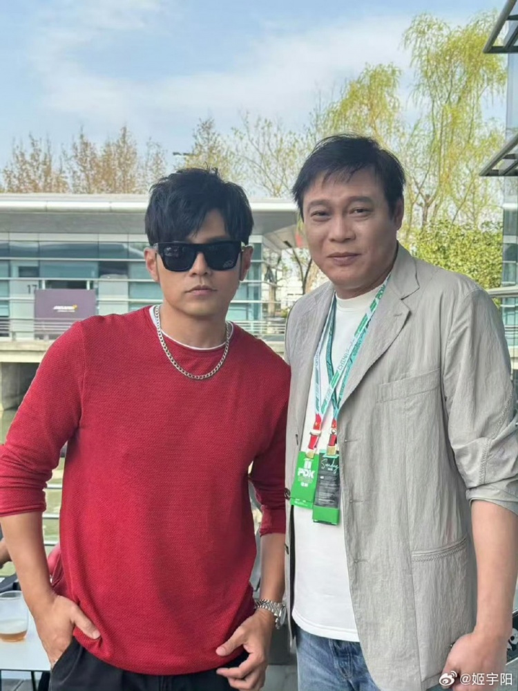 上海觀(guān)戰F1！記者曬范志毅與周杰倫合影照
