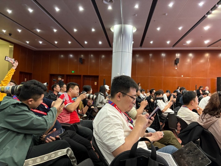 萬(wàn)眾矚目！記者擠滿(mǎn)國足賽前新聞發(fā)布廳，賽場(chǎng)記者預計超300人