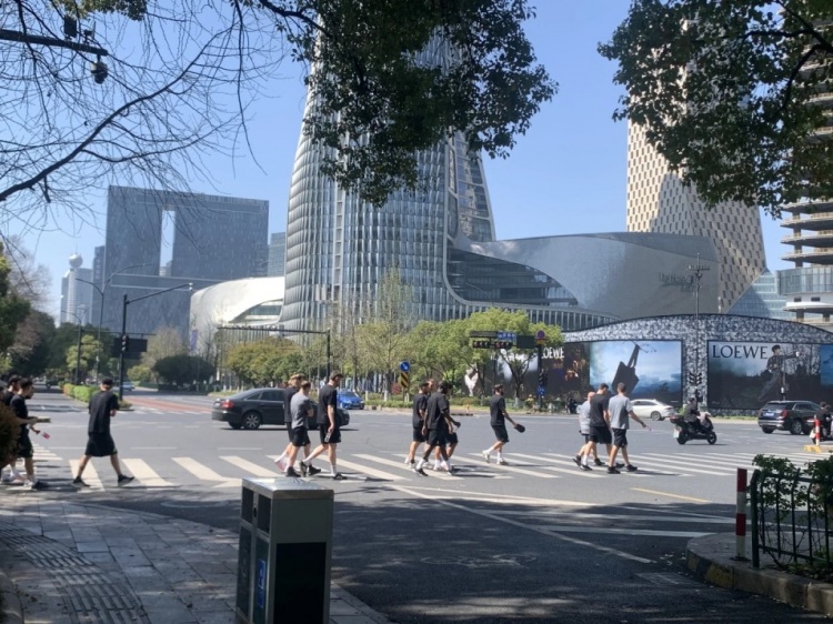 心態(tài)放松，有網(wǎng)友拍到澳大利亞隊早上在萬(wàn)象城citywalk