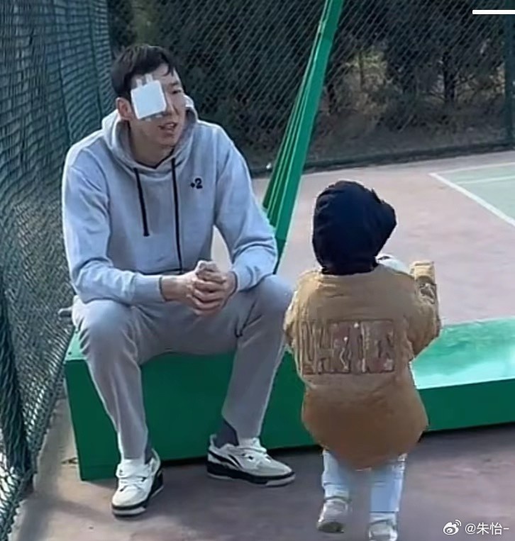 顧家好男人！記者曬出周琦手術(shù)后回歸家庭帶娃照片
